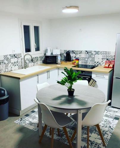 Una cocina o zona de cocina en Sandspa logement avec jacuzzi