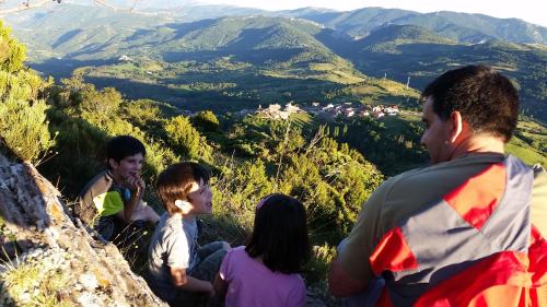 a group of people sitting on top of a mountain at Turismo Rural Castell in Neril