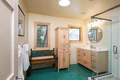 La salle de bains est pourvue d'un lavabo et d'un miroir. dans l'établissement Topaz Mountain, à Santa Fe