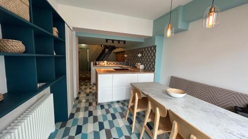 Kuchyň nebo kuchyňský kout v ubytování Appartement Atypique Au Pied Du Sacré Cœur