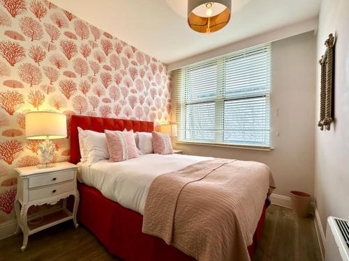 Voodi või voodid majutusasutuse Stylish 2 Bedroom Apartment - Free Parking & WiFi - 1 Minute walk to Poole Quay - Great Location - Free Parking - Fast WiFi - Smart TV - Newly decorated - sleeps up to 4! Close to Poole & Bournemouth & Sandbanks toas