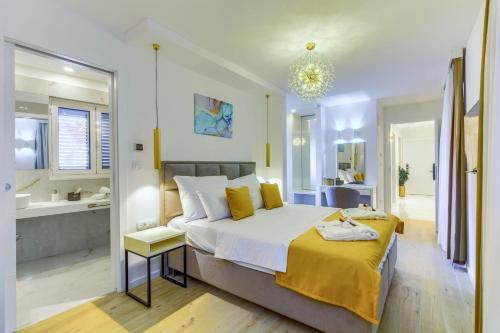 Postel nebo postele na pokoji v ubytování Irini Luxury Rooms