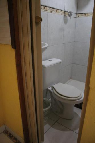 Koupelna v ubytování ROSÁRIO TEMPORADA Hostel