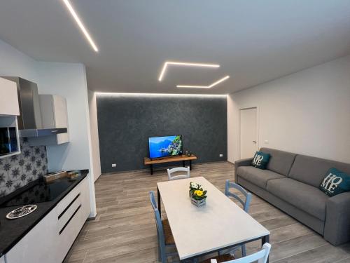 a living room with a couch and a table at Ca’ del Riccio Blu in Bra