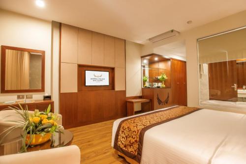 a hotel room with a bed and a table at Muong Thanh Grand Bac Giang Hotel in Bắc Giang