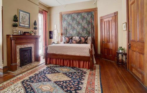 Ένα ή περισσότερα κρεβάτια σε δωμάτιο στο Forsyth Park Inn