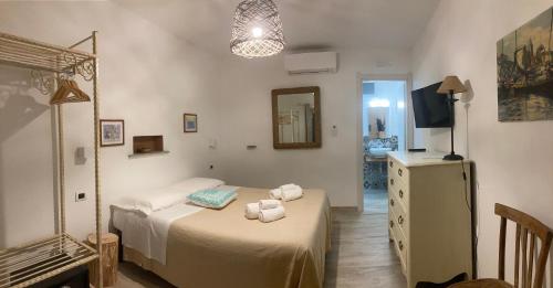 sypialnia z łóżkiem z ręcznikami w obiekcie HOTEL rurale Essenza di Mirto w mieście La Caletta