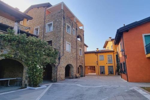 Monti di Licciana Nardi的住宿－Appartamento La Mimosa，一座大砖砌建筑,在城市里有一个庭院
