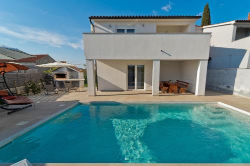 Villa Luka with private pool near Pula