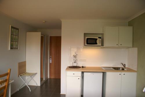 Una cocina o zona de cocina en Mackay Motor Inn
