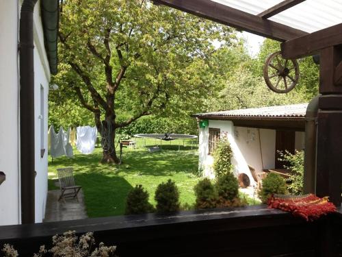 Blick auf einen Hof von der Veranda eines Hauses in der Unterkunft Gemütliches Haus mit Holzofen & Garten in Landshut