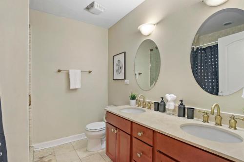 a bathroom with two sinks and a toilet at Splendid 4BR Apt close to Bars & Restaurants - Damen 1R in Chicago