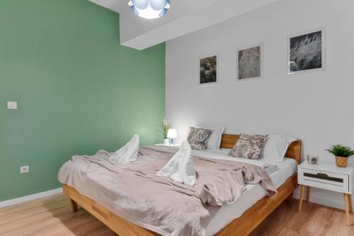 a bedroom with a large bed in a room at Asteri Garden & Terrace Apartment in Sinaia