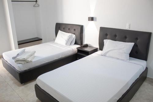 2 camas en una habitación de hotel con 2 camas sidx sidx sidx en Hotel Fenix, en Cúcuta