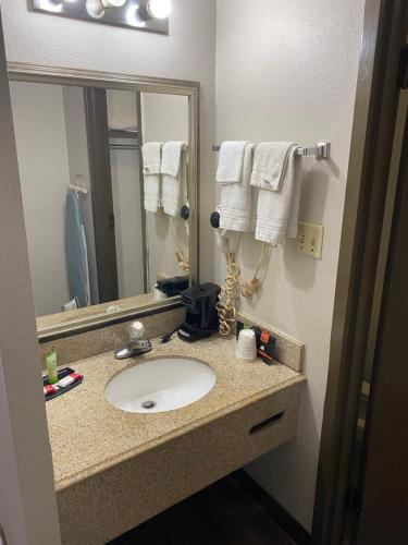 Bilik mandi di Days Inn by Wyndham Perryville MO