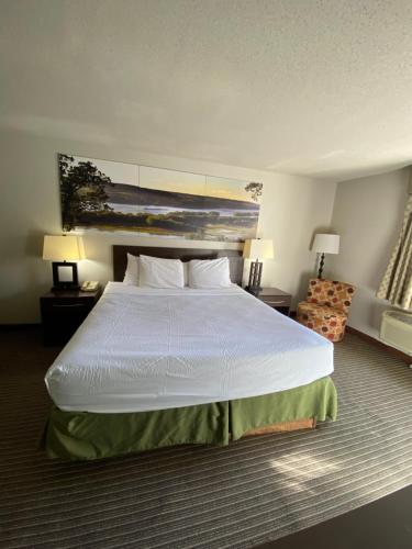 Katil atau katil-katil dalam bilik di Days Inn by Wyndham Perryville MO