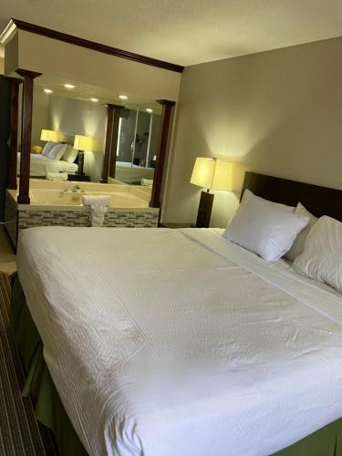 Katil atau katil-katil dalam bilik di Days Inn by Wyndham Perryville MO