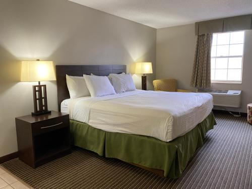 Katil atau katil-katil dalam bilik di Days Inn by Wyndham Perryville MO