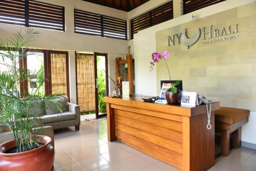 Ο χώρος του λόμπι ή της ρεσεψιόν στο Nyuh Bali Villas
