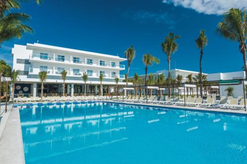 普拉亞德爾卡曼的住宿－Riu Playacar - All Inclusive，从游泳池可欣赏到酒店景色