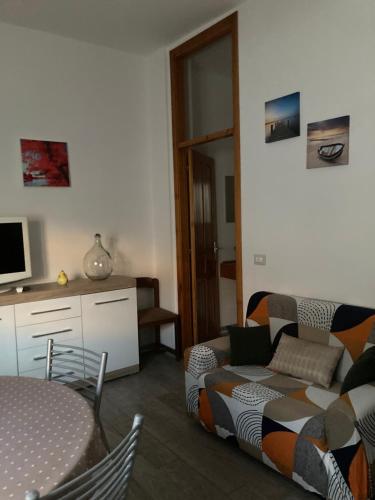 Una televisión o centro de entretenimiento en al Sulcis 35