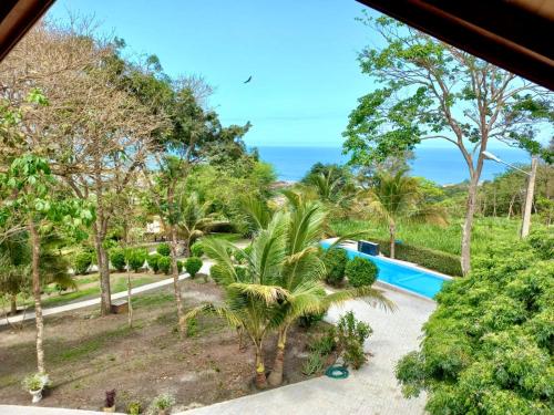Una vista al mar desde el balcón de una villa con piscina. en L'Oasis Don Juan, en Don Juan