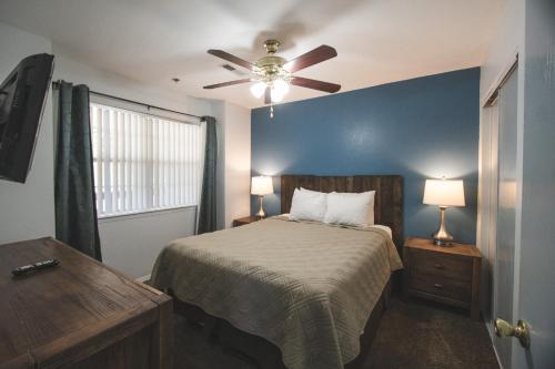 1 dormitorio con 1 cama y ventilador de techo en Multi Resorts at Eagles Nest en Branson
