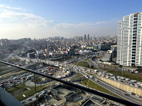 - Vistas a una ciudad con tráfico por carretera en Toya Residance, en Estambul