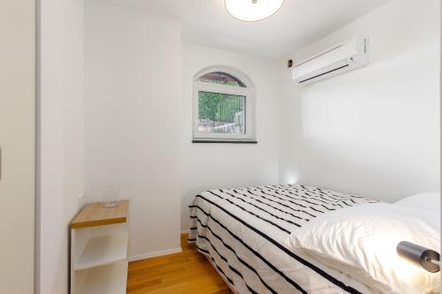 Habitación blanca con cama y ventana en Olea, en Ika