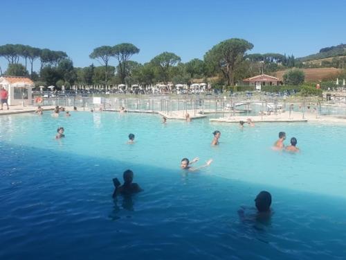 grupa ludzi pływających w basenie w obiekcie Casa Il Cecio w mieście Roccalbegna