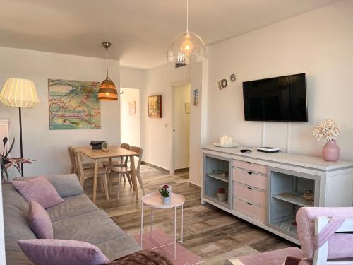 TV a/nebo společenská místnost v ubytování Tarifa Cozy House - Eolo Beach - Parking Wifi