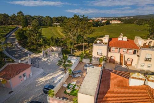 einen Blick über ein Haus mit Hof in der Unterkunft Penthouse Casa Astona in Amoreira