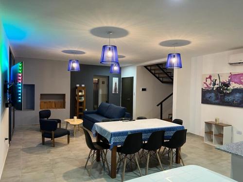 sala de estar con mesa, sillas y luces azules en Villa General Belgrano Lago Los Molinos in 