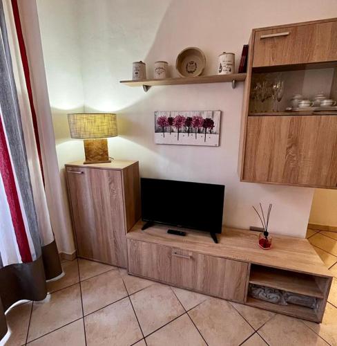 a living room with a flat screen tv on a wooden table at Bilocale degli Innamorati in Terni