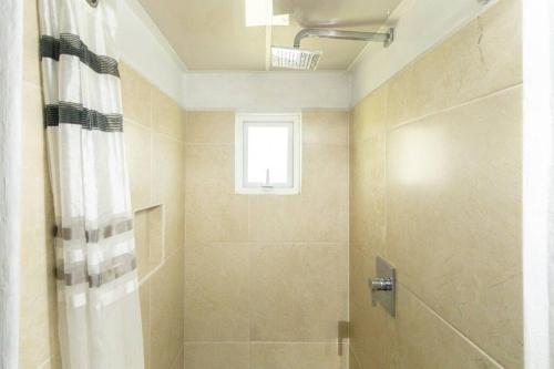 a bathroom with a shower and a window at Casa MALI con alberca. in Malinalco