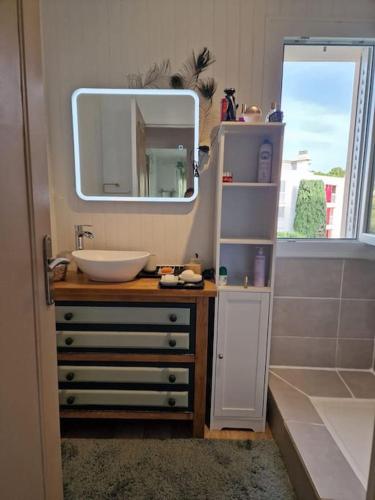 une salle de bain avec un lavabo et un miroir dans l'établissement Eden Cassis - Centre Ville 2 chbres - Wifi - Clim, à Cassis