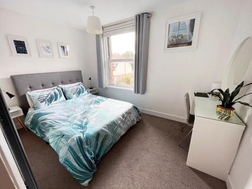 a bedroom with a bed and a window at The Coffee Pot Cottage in Town Centre FREE Parking in Stratford-upon-Avon