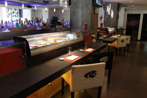 Un restaurante o sitio para comer en Decapolis Hotel Panama City
