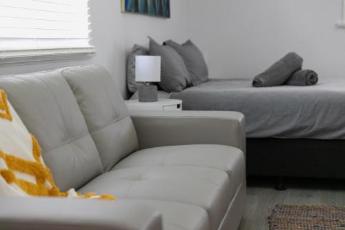 Χώρος καθιστικού στο BEACHED @ YAMBA (water views, dog friendly, air con)