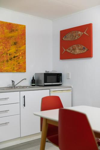 Η κουζίνα ή μικρή κουζίνα στο BEACHED @ YAMBA (water views, dog friendly, air con)