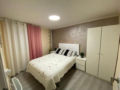 ein Schlafzimmer mit einem weißen Bett und einem weißen Schrank in der Unterkunft Aquí Me Quedo in Logroño