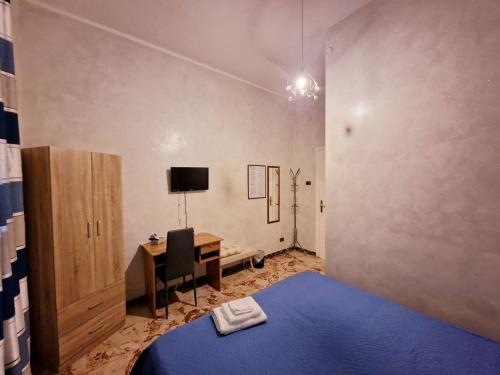 um quarto com uma cama e uma secretária com um computador em B&B Elisa em Crotone