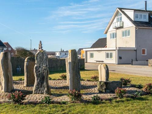 Thyborønにある4 person holiday home in Thybor nの家前石像群