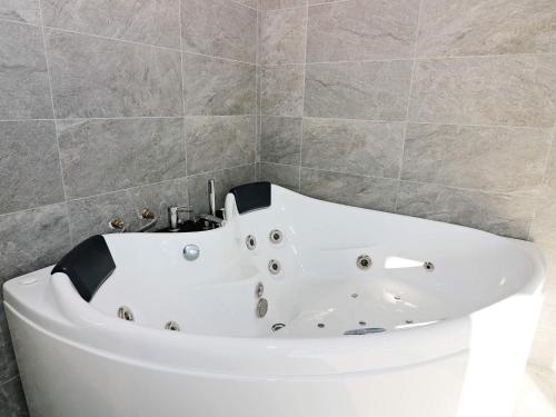 Ένα μπάνιο στο 10 person holiday home in Hadsund-By Traum