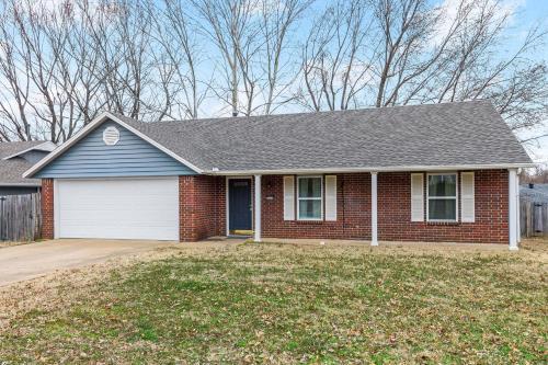 Pet-Friendly Home Near Hospitals & Parks