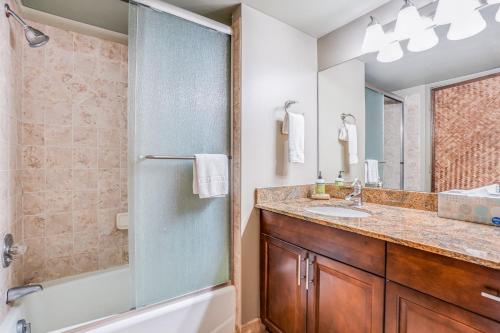 La salle de bains est pourvue d'une douche, d'un lavabo et d'un miroir. dans l'établissement Hanalei Bay Resort 7204, à Princeville
