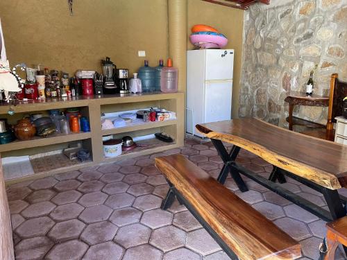 cocina con banco de madera y nevera en Casa Agua, 