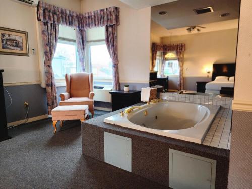 Habitación con baño grande con bañera grande. en The Steveston Cafe & Hotel, en Richmond