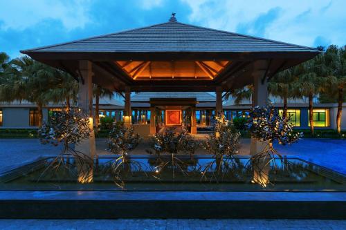 altana w ośrodku w nocy w obiekcie Phuket Marriott Resort and Spa, Nai Yang Beach w mieście Nai Yang Beach