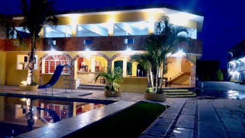 Hotel San Carlos Yautepecの敷地内または近くにあるプール